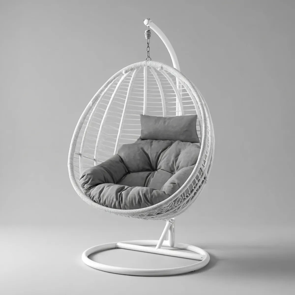 Hamak lub fotel wiszący, Krzesło wiszące na białej stopie z poduszkami szarymi w stali i rattanem PE 105 x 105 x 195 cm